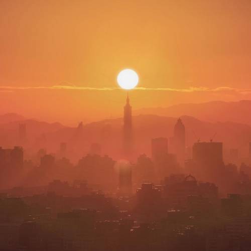 MUSE Photography Awards Silver Winner - Good morning Taipei 101 by YEH YU-HAN