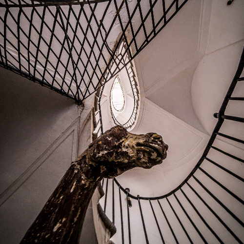 Veiled Naples: the geometry of silence